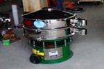 800型單層三次元振動篩，產量可達800kg/h。
